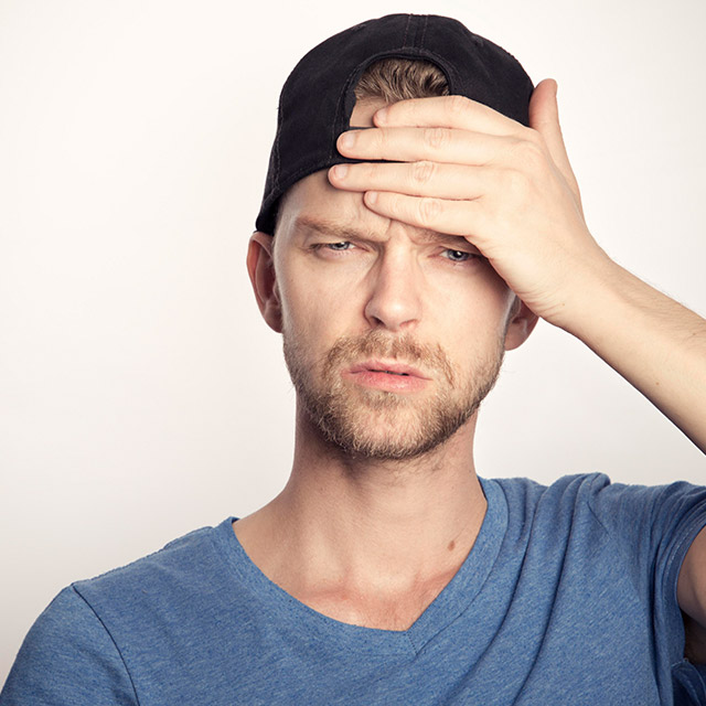 Junger Mann macht sich Gedanken um sein Investmentdepot